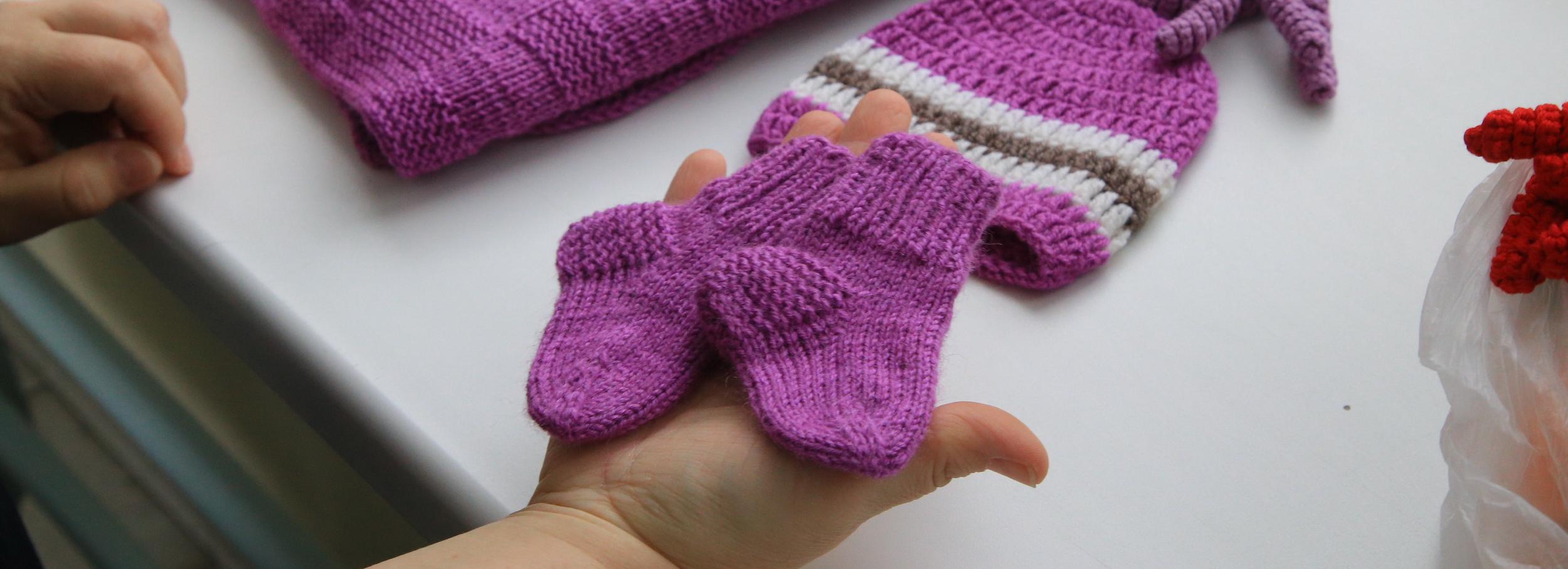 Вязаные носочки и любовь мамы: как помогают недоношенным малышам