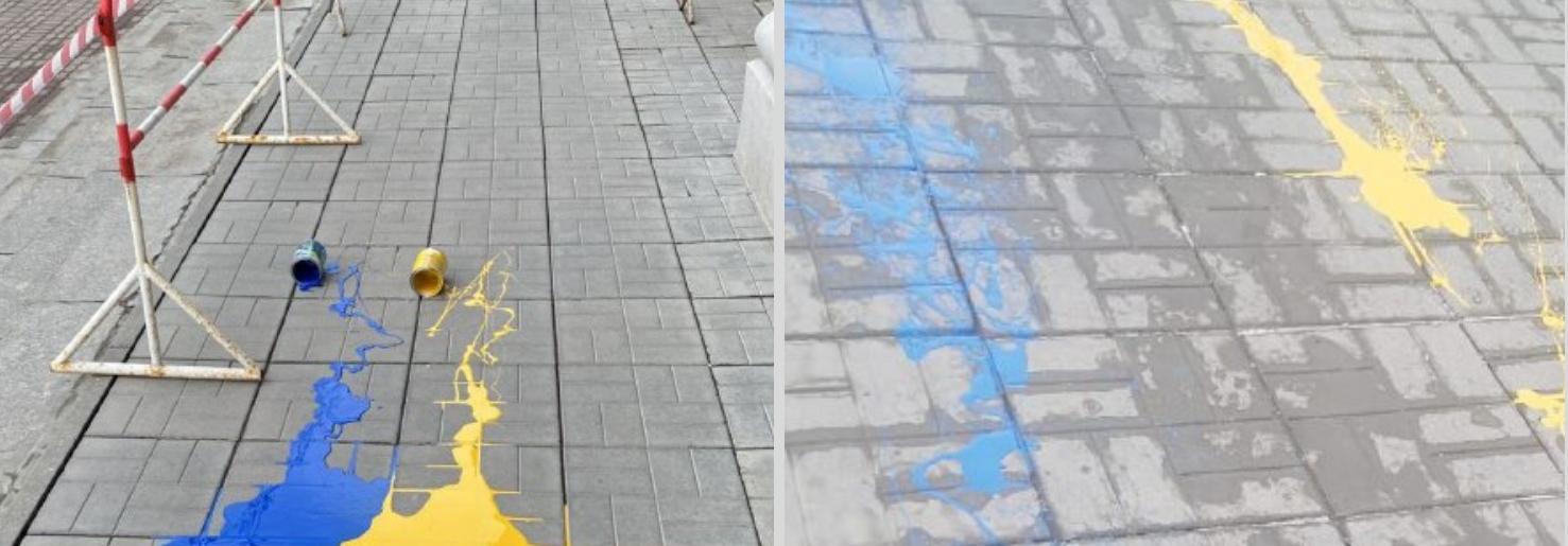 На крыльцо мэрии Новосибирска выплеснули жёлтую и синюю краску