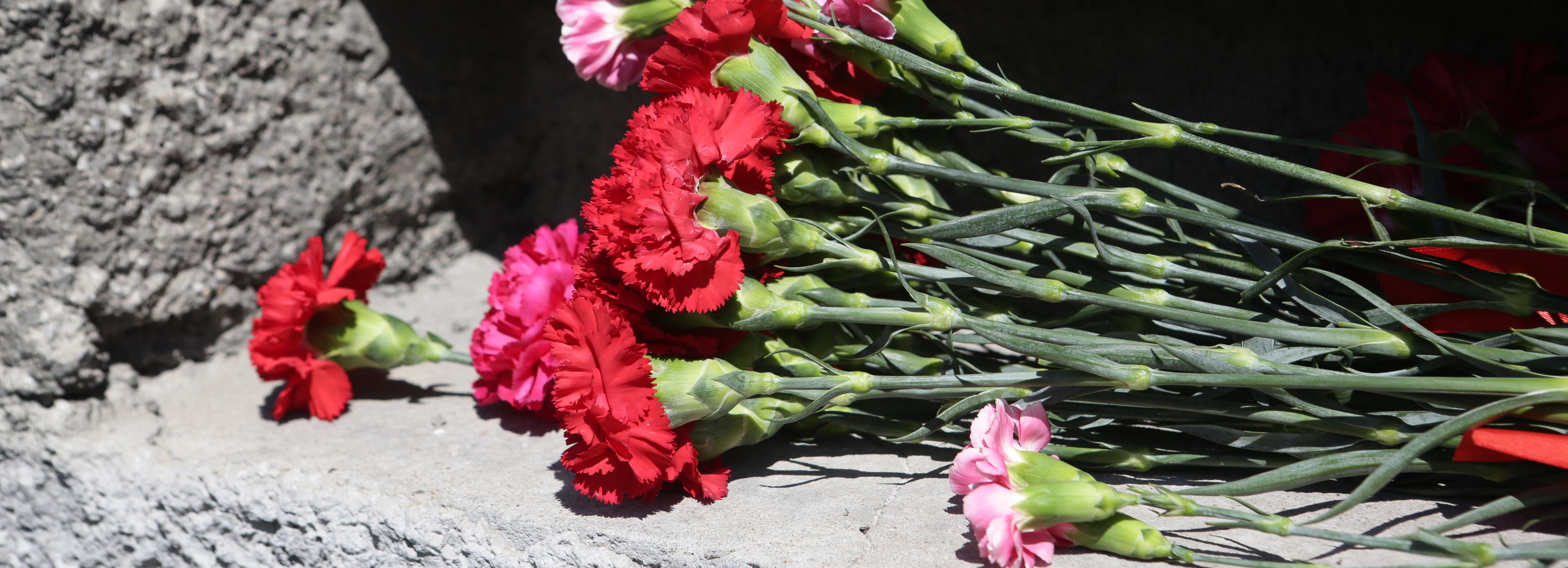 Заводчане и активисты привели в порядок памятники ко Дню Победы