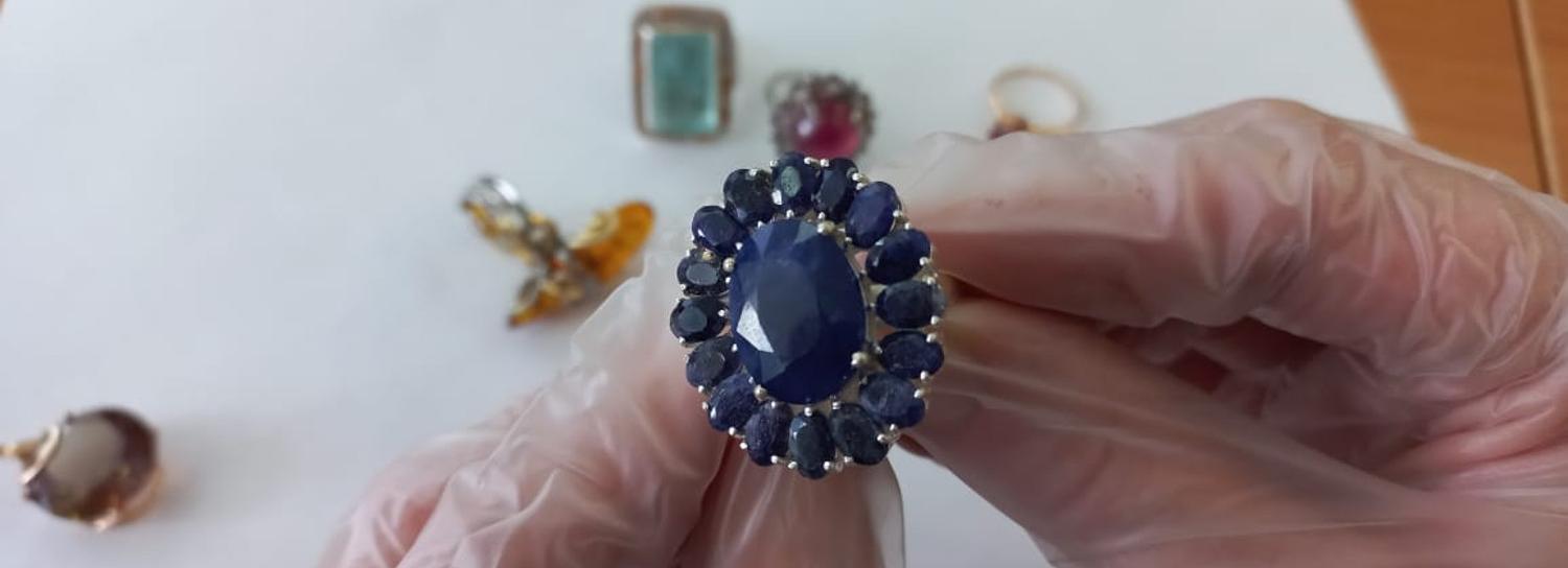 Нелегальные драгоценности конфисковали таможенники в Новосибирске