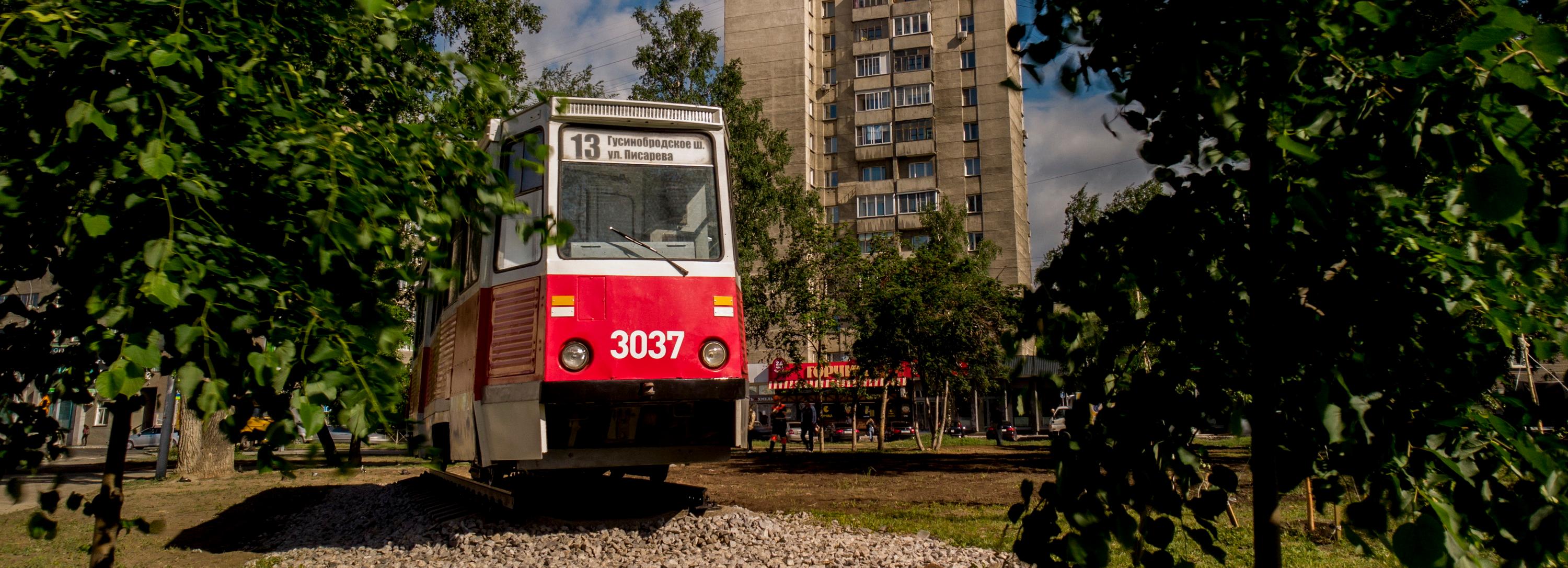 Вандалы разрисовали памятник трамваю №13 в Новосибирске