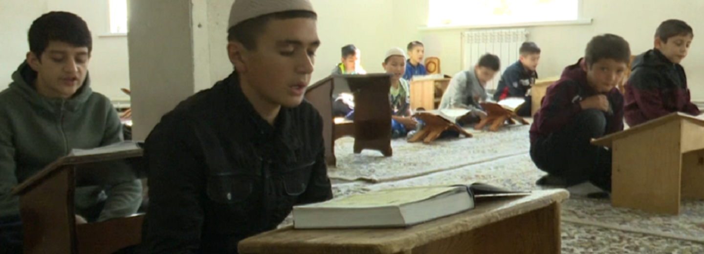 Дети мигрантов учат русский алфавит в новосибирской мечети