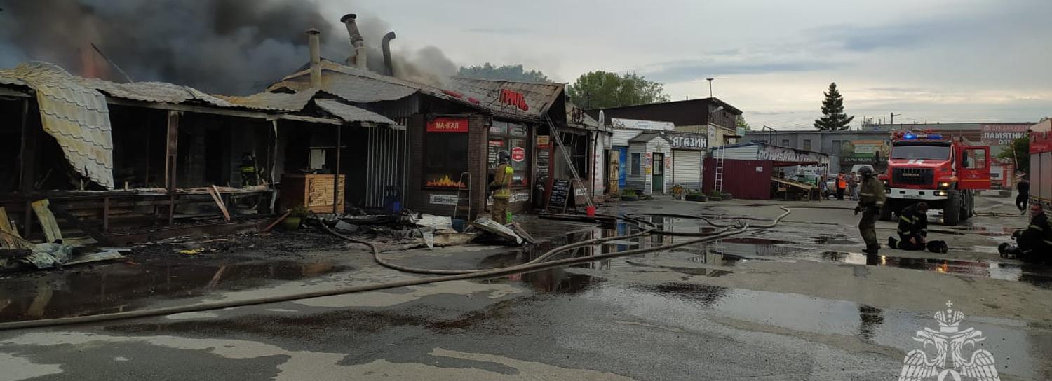 Два кафе и магазин с автомаслами сгорели на выезде из Новосибирска
