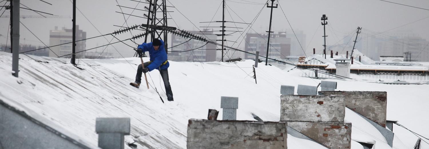 Ледяные наросты и сосульки на крышах домов проверяют жилищные инспекторы