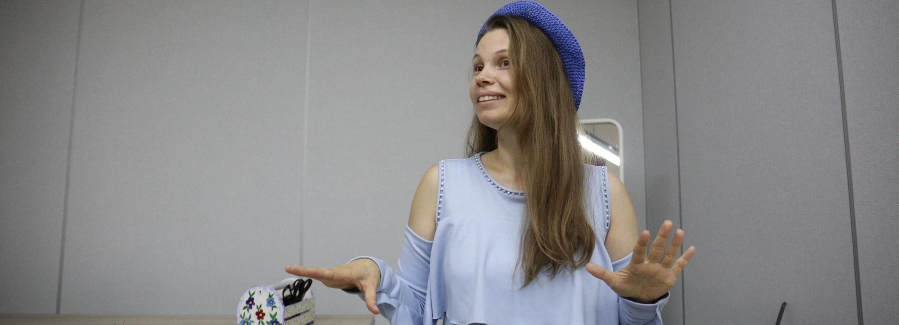 Брюки-стульчик и платье-шкаф: модный лук для инвалидов