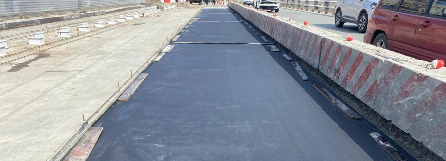 На мосту над Ипподромской магистралью начали укладку асфальта