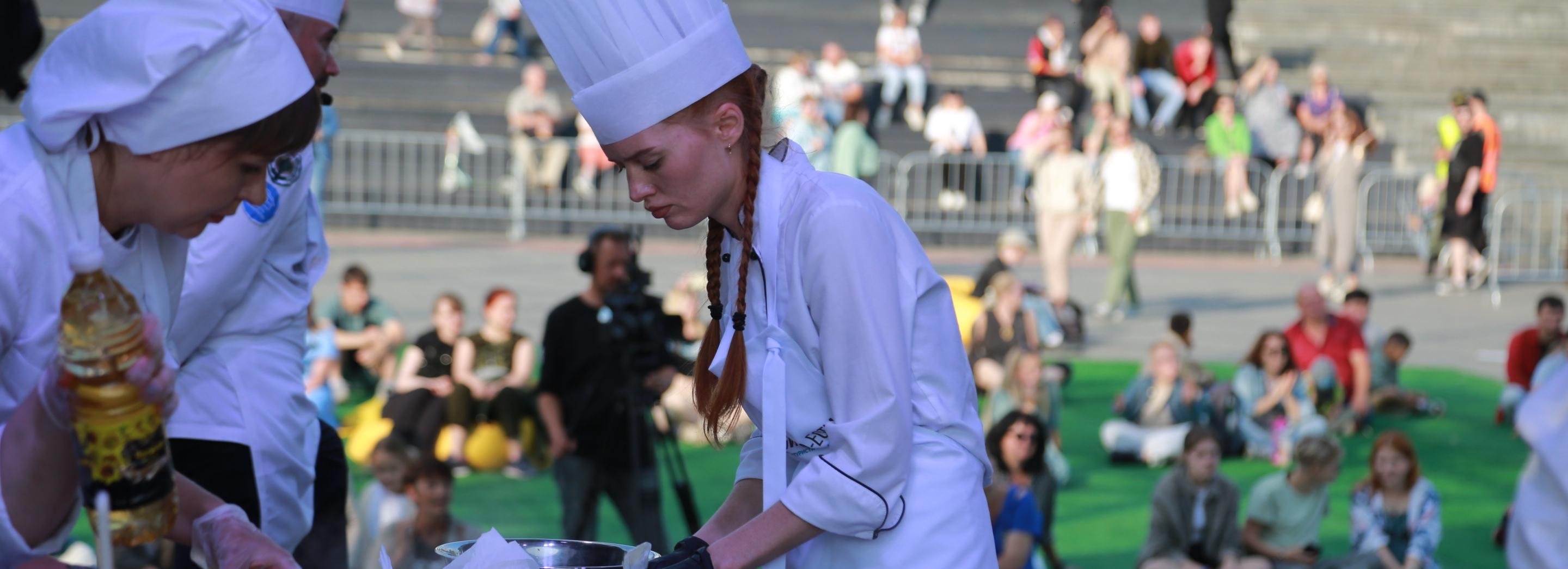 Возле Михайловской набережной перекрыли проезды из-за фестиваля еды