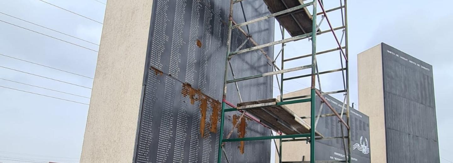 Мемориал воинам начали реставрировать в сквере «Белый сад» на Первомайке