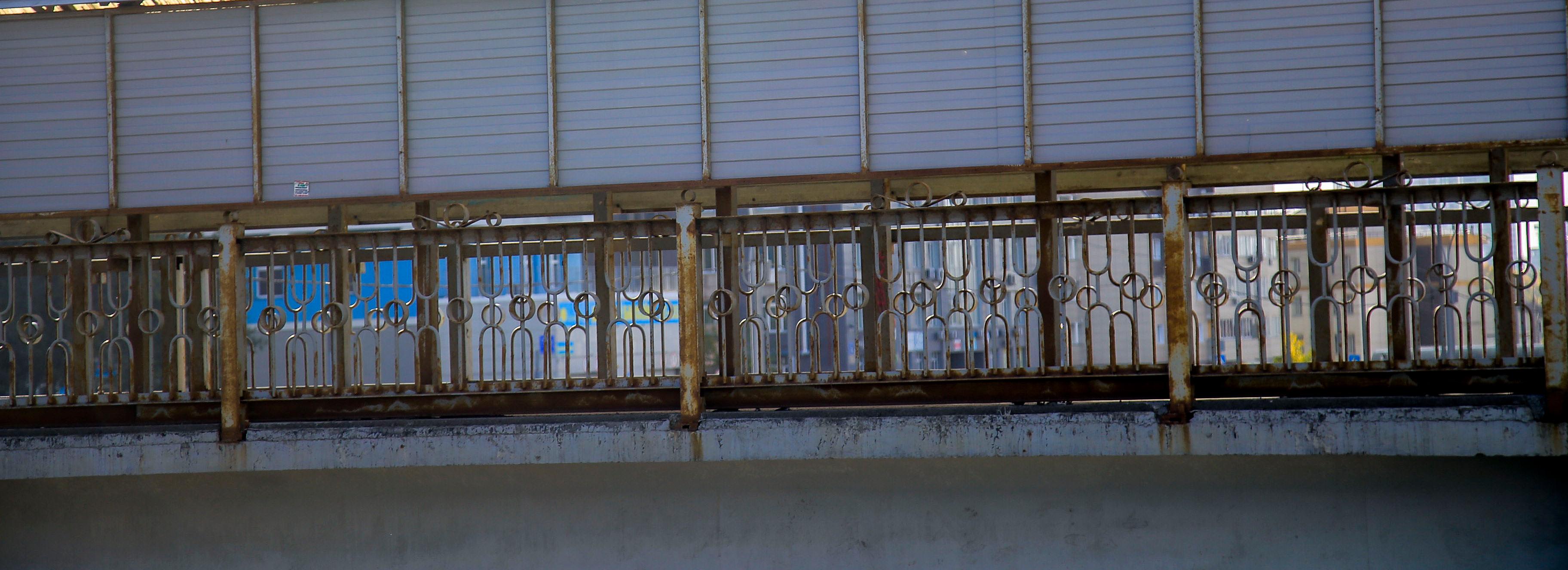 На мостах у «Локомотив-Арены» меняют ржавые ограждения