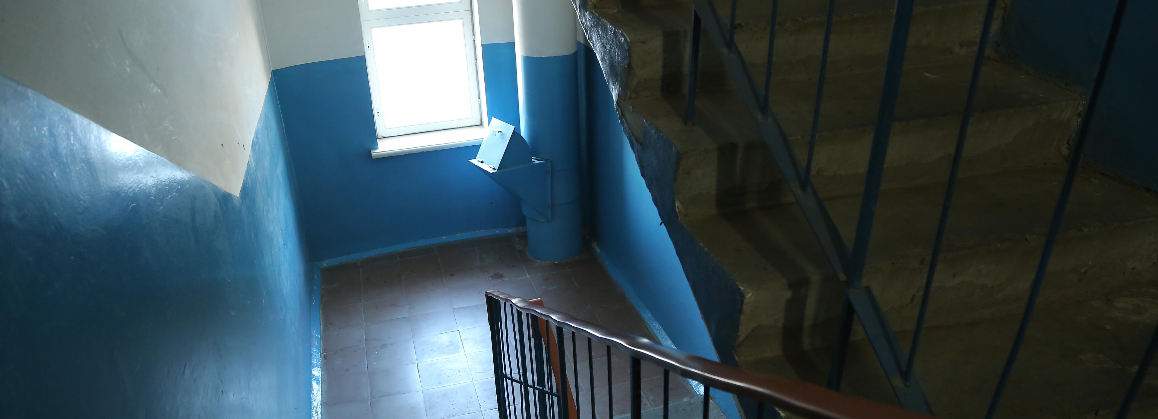 Новосибирцам напомнили о штрафах за велосипеды и коляски в подъездах