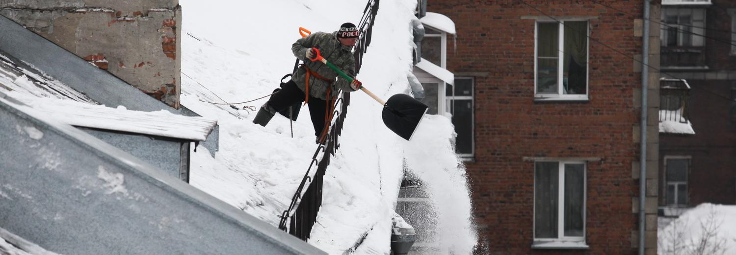 Новосибирских жилищников штрафуют за неубранный с крыш снег