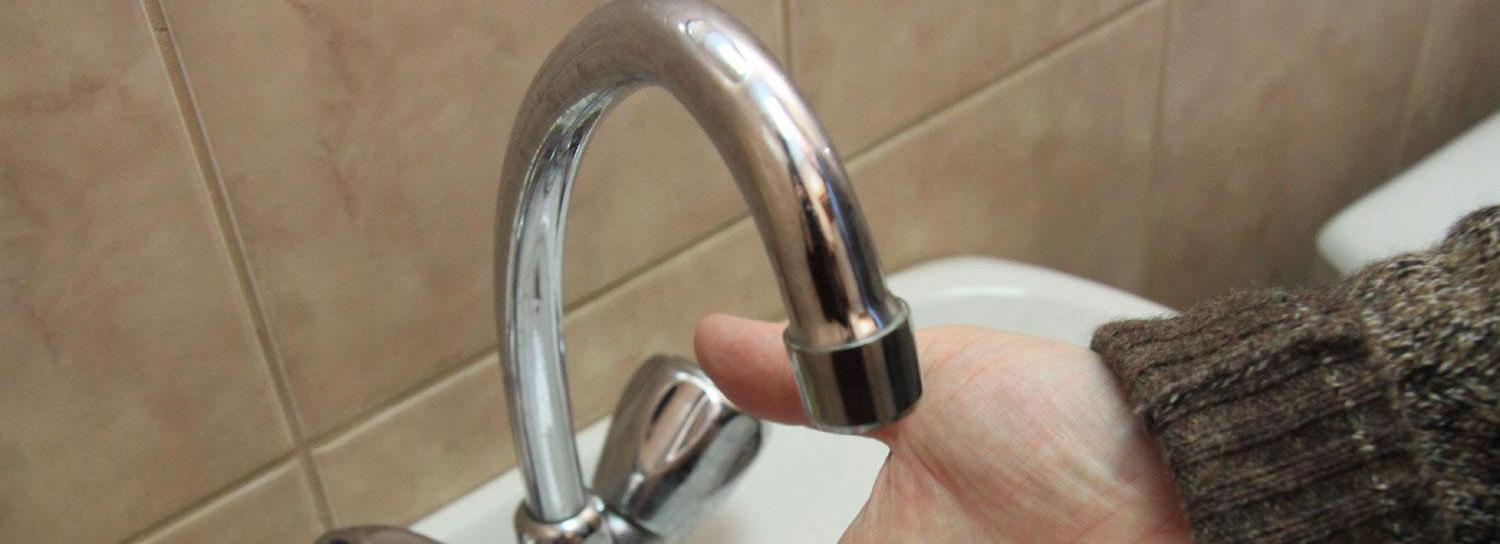 Горячую воду начнут отключать 18 мая в Калининском районе