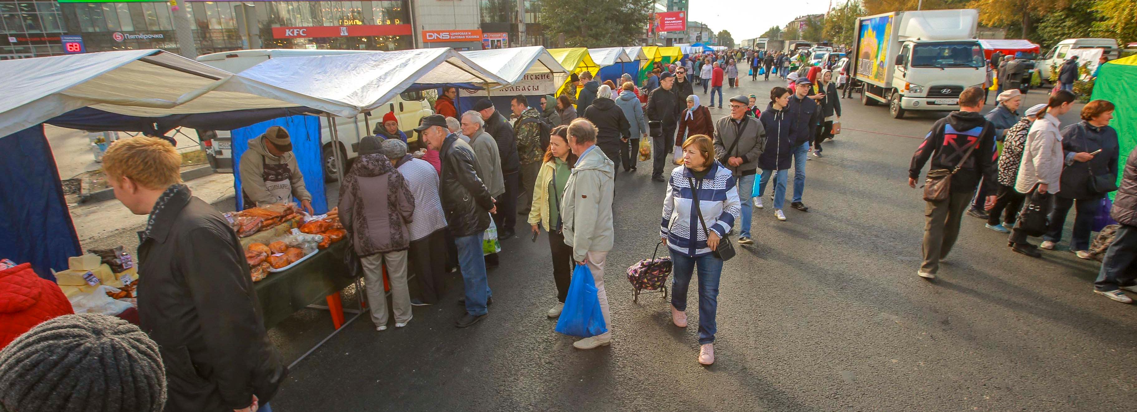 Волонтёры с тележками помогут покупателям ярмарки на площади Маркса