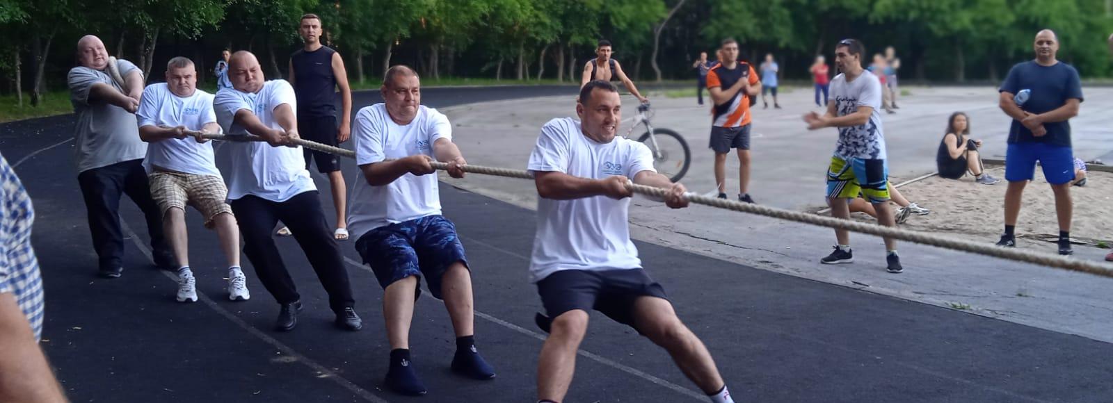 Учёные СО РАН посоревновались в перетягивании каната с заводчанами