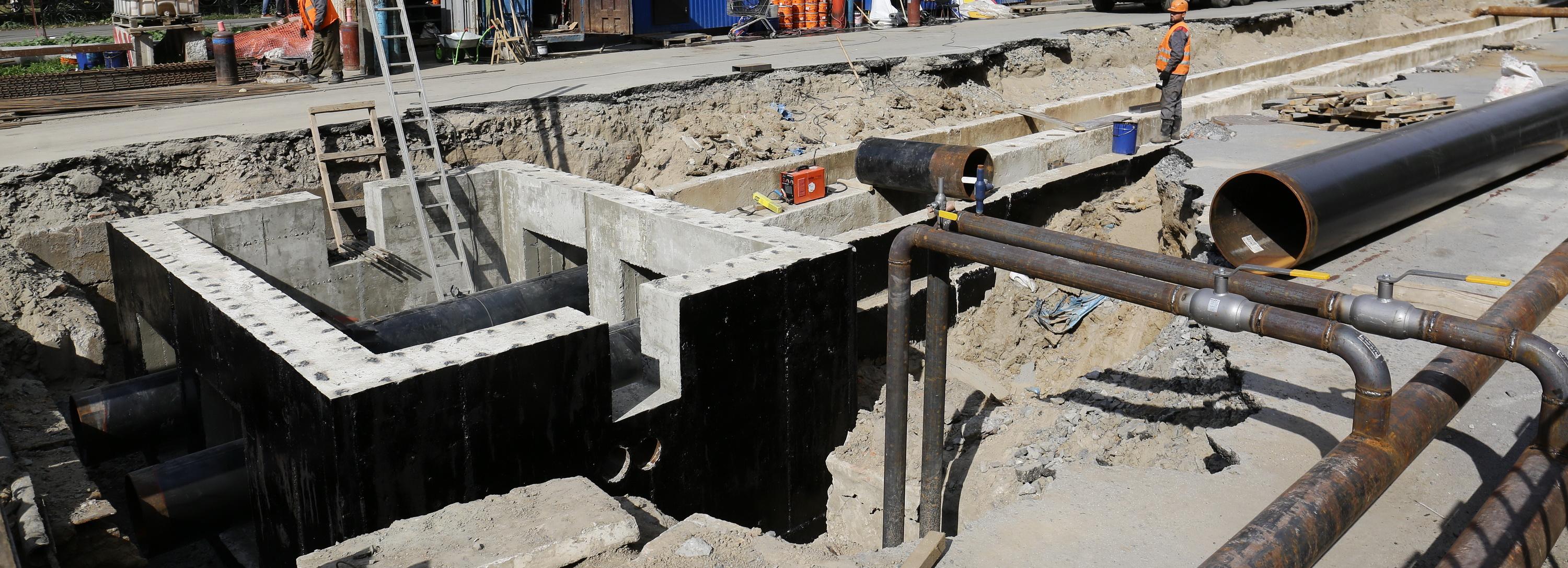 Аварийный ремонт теплотрассы сузил улицу у сквера «Московский»