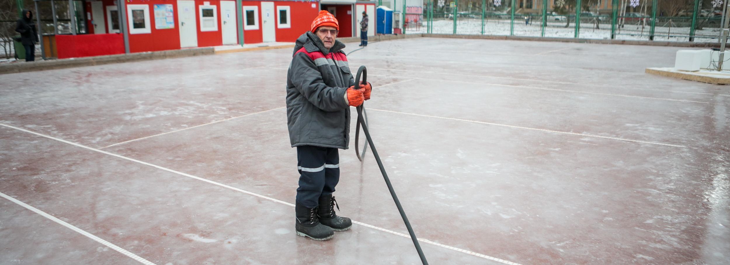 Каток с островками под светящиеся скамейки заливают в Нарымском сквере