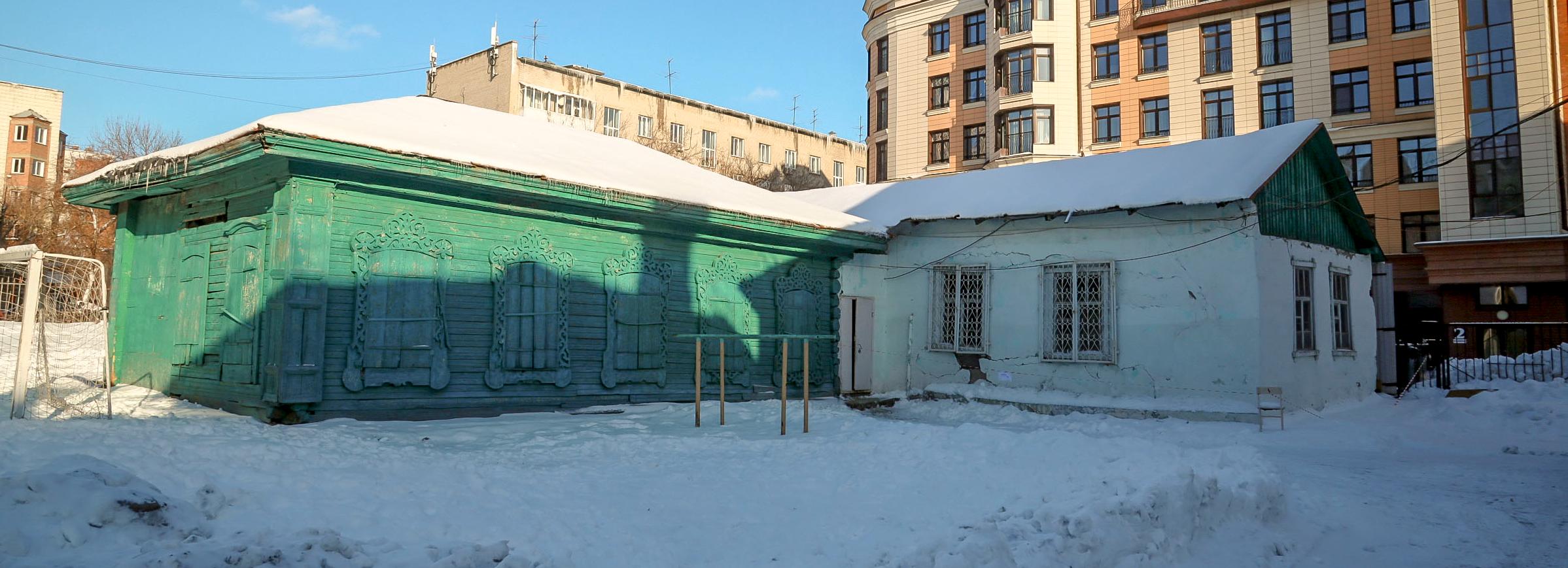 Деревянный дом директора у школы №3 на Октябрьской снесут под новый корпус