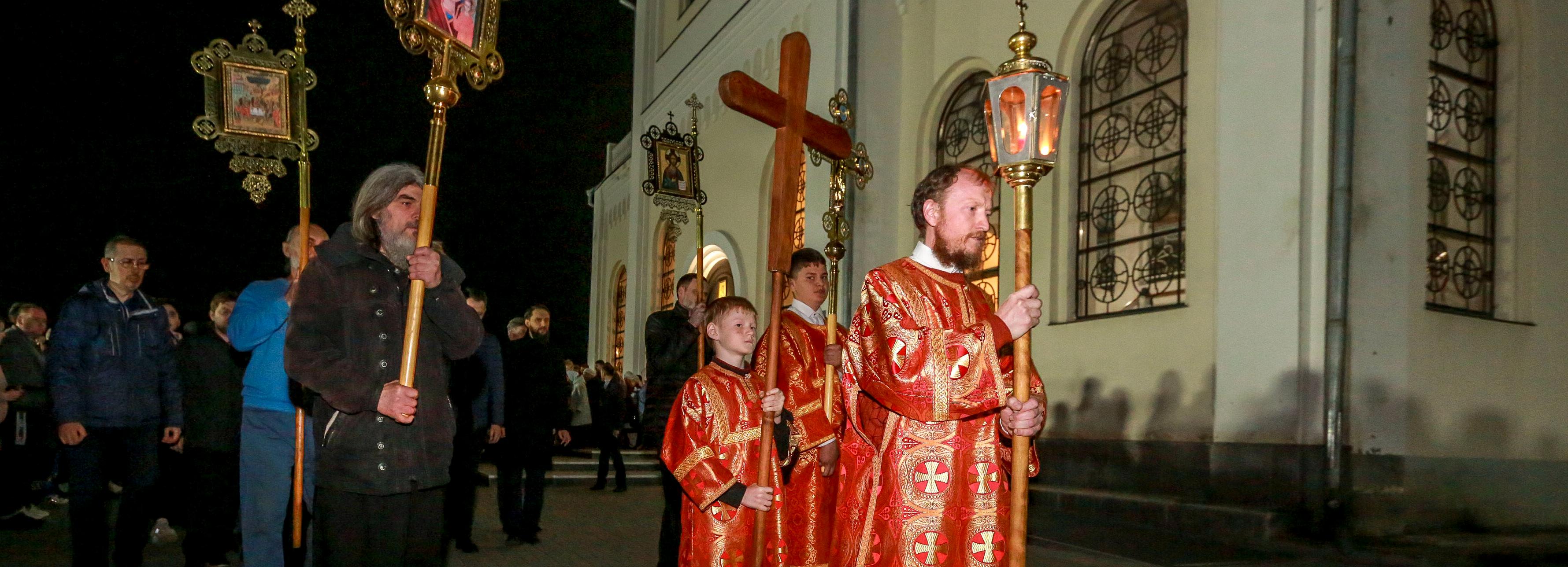 С крестным ходом и куличами: как встретили Пасху в храме на левом берегу
