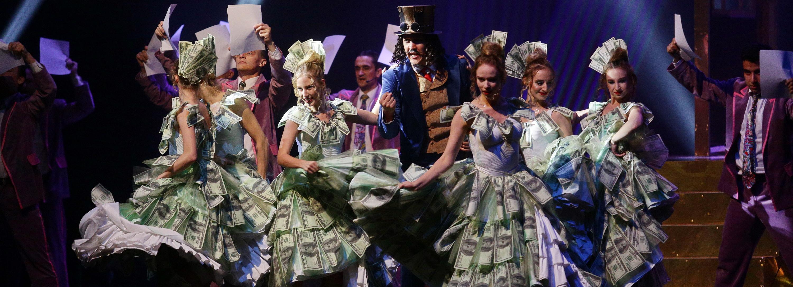 Девушки в платьях из долларов открыли фестиваль «Другие берега»