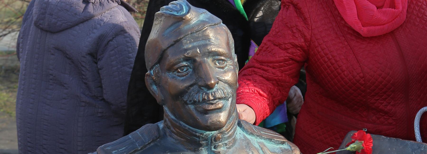 Вандалы снова сломали отреставрированный памятник Василию Тёркину