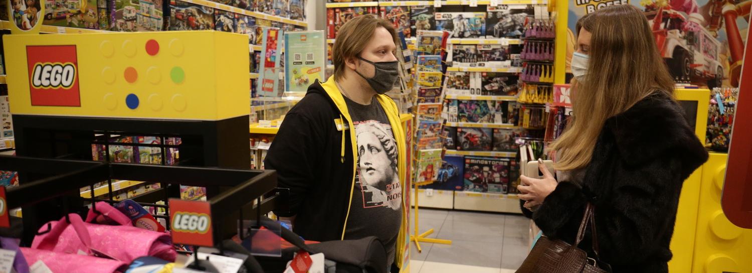 Не разгуляешься: торговый центр на Маркса обезлюдел из-за пандемии