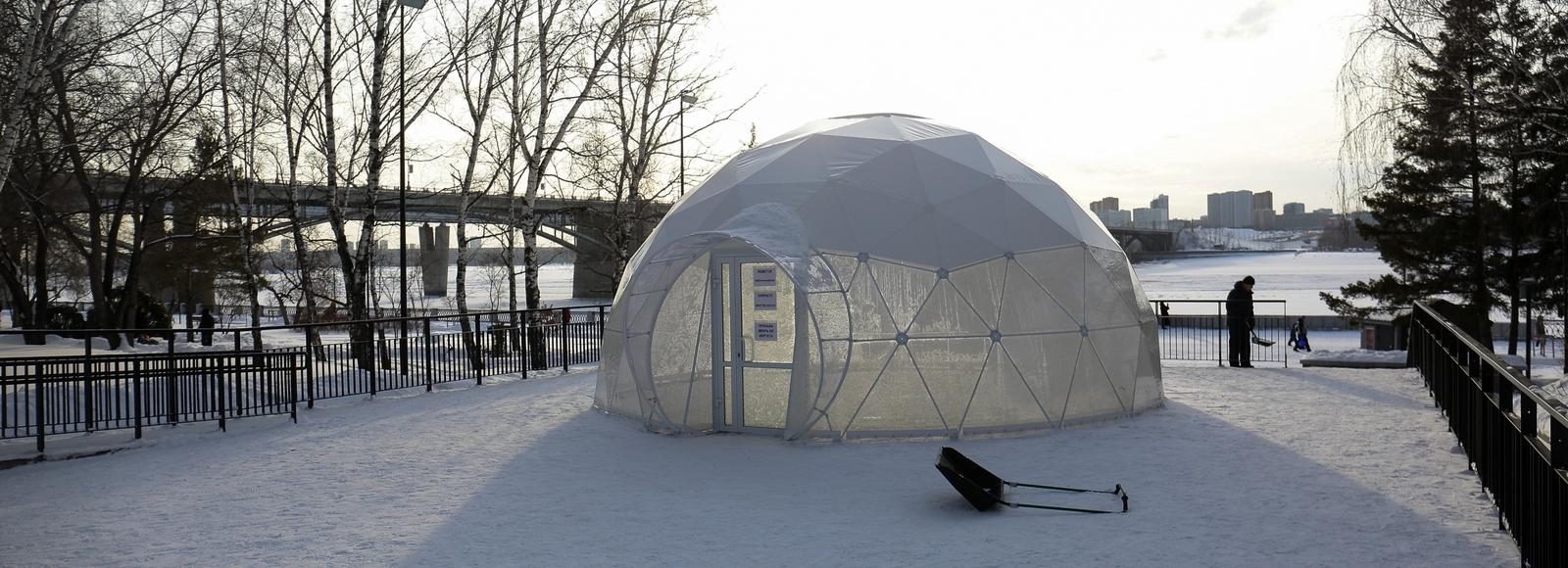 На Михайловской набережной соорудили дом для большой новогодней снежинки