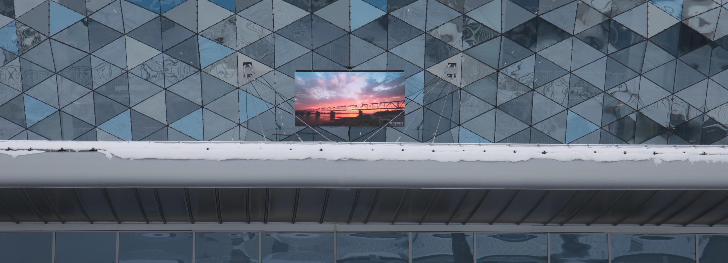 Медиаэкран с видами Новосибирска включили на фасаде ЛДС «Сибирь-Арена»