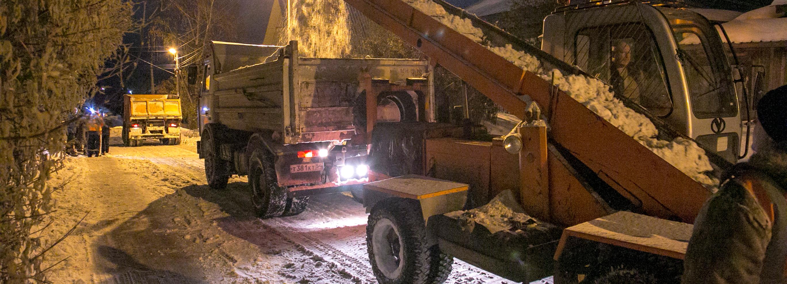 Идёт тяжёлая техника: новосибирцев просят убрать машины с обочин