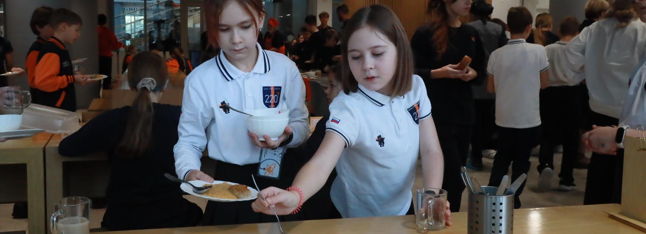 Щи и суворовская каша: как кормят в лучшей школьной столовой Новосибирска
