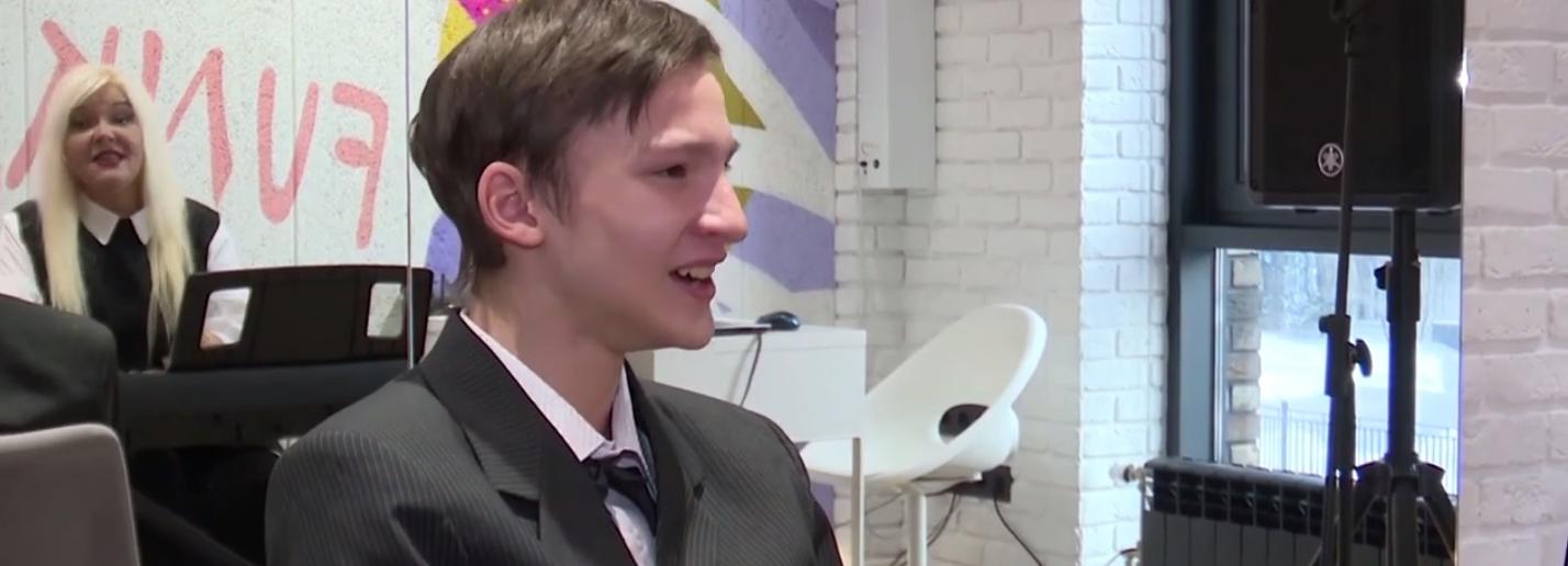 Новосибирский подросток с ДЦП выступит на гала-концерте «Доброй волны»