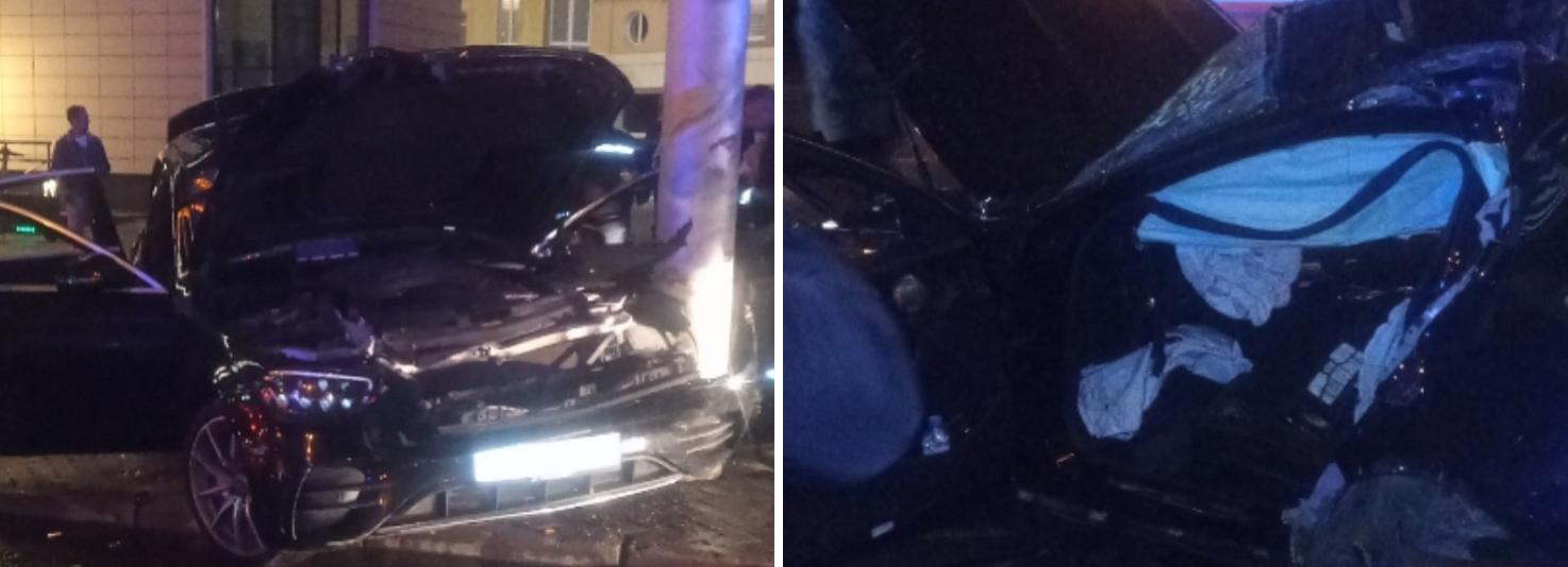 Mercedes впечатался в столб в центре Новосибирска — водитель погиб