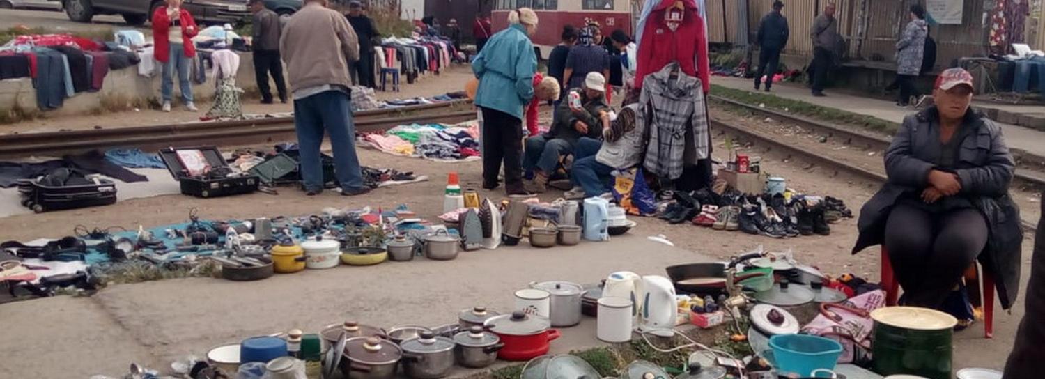 Торговля на рельсах мешает трамваям возле Гусинобродки