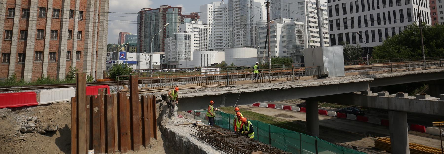 Новую автостраду строят над улицей Ипподромской в Новосибирске