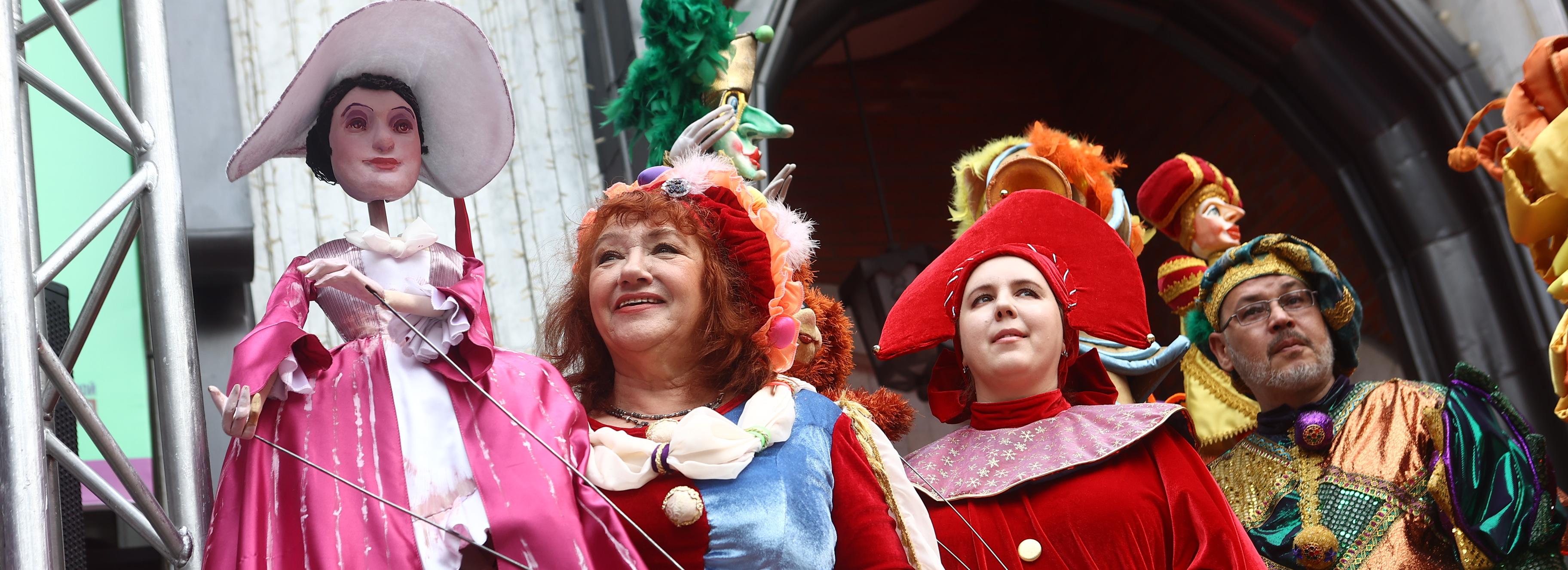 Красочным карнавалом открыли фестиваль «Перекрёсток» у театра кукол