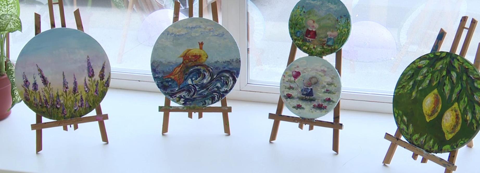 Люди с рассеянным склерозом открыли выставку «терапевтических» картин