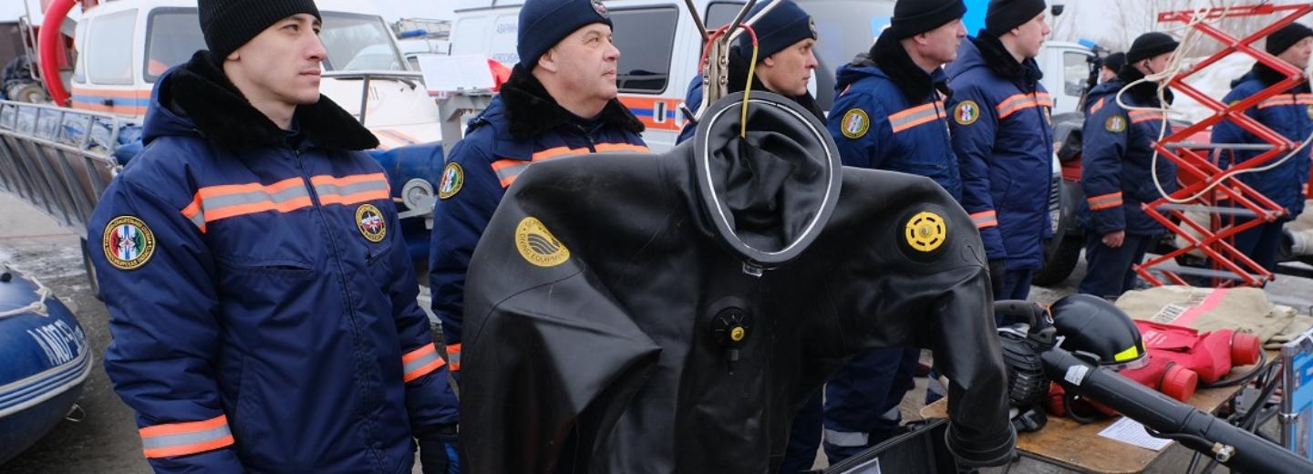 Технику для борьбы с огнём и паводком показали губернатору Травникову