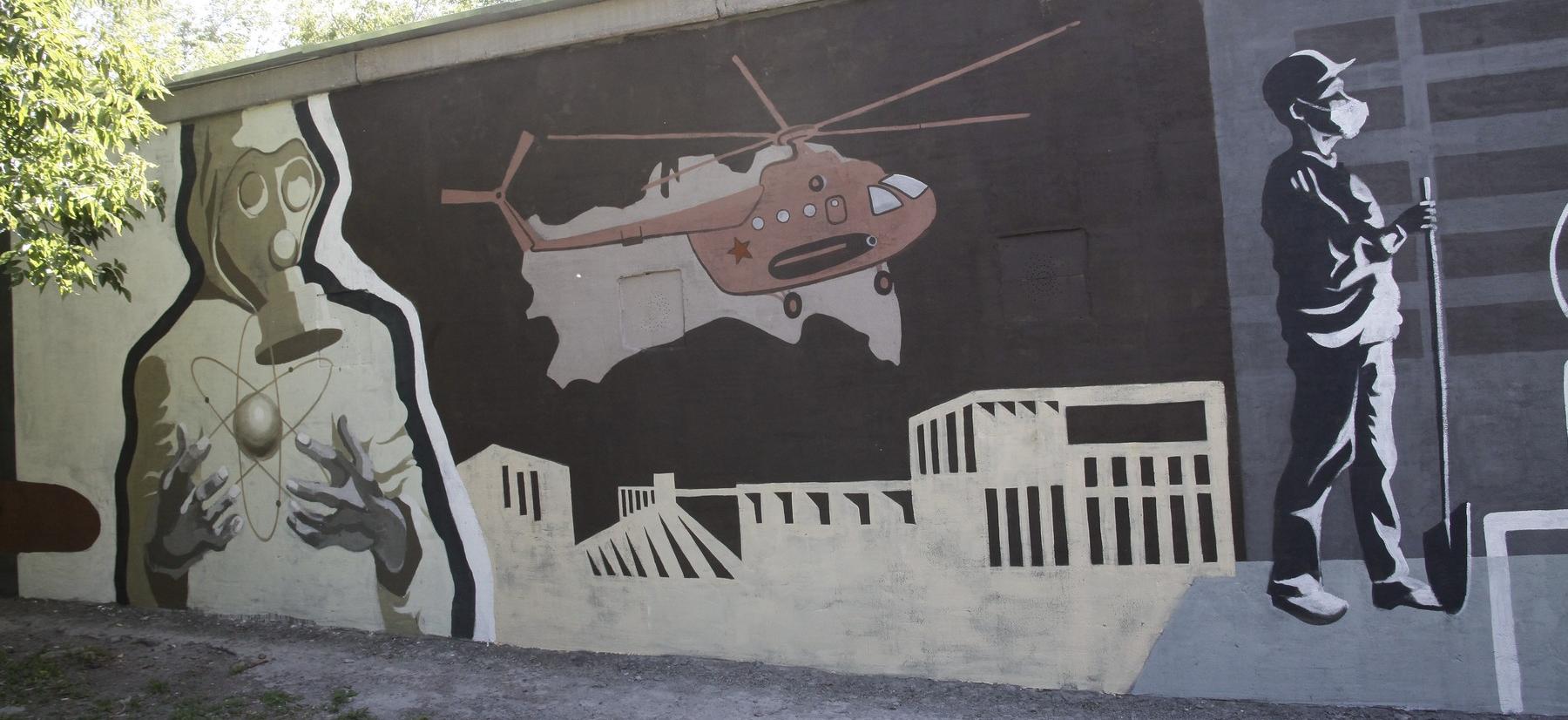 80-метровое панно нарисовали в сквере Покорителей атома в Новосибирске