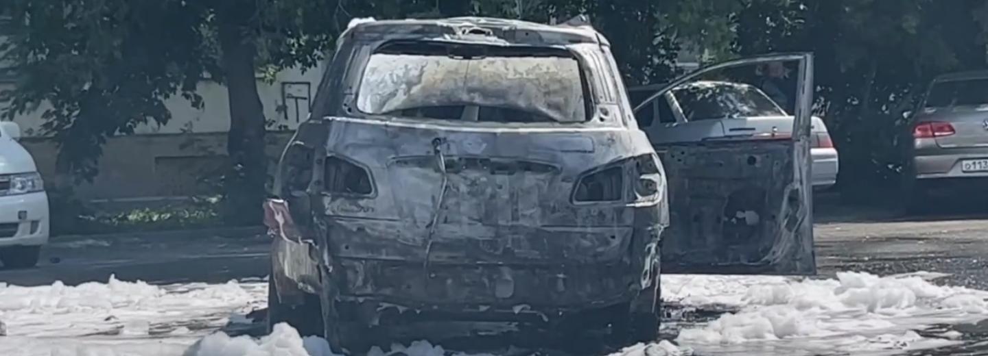 Загоревшийся у Берёзовой рощи «Ниссан» попал на видео