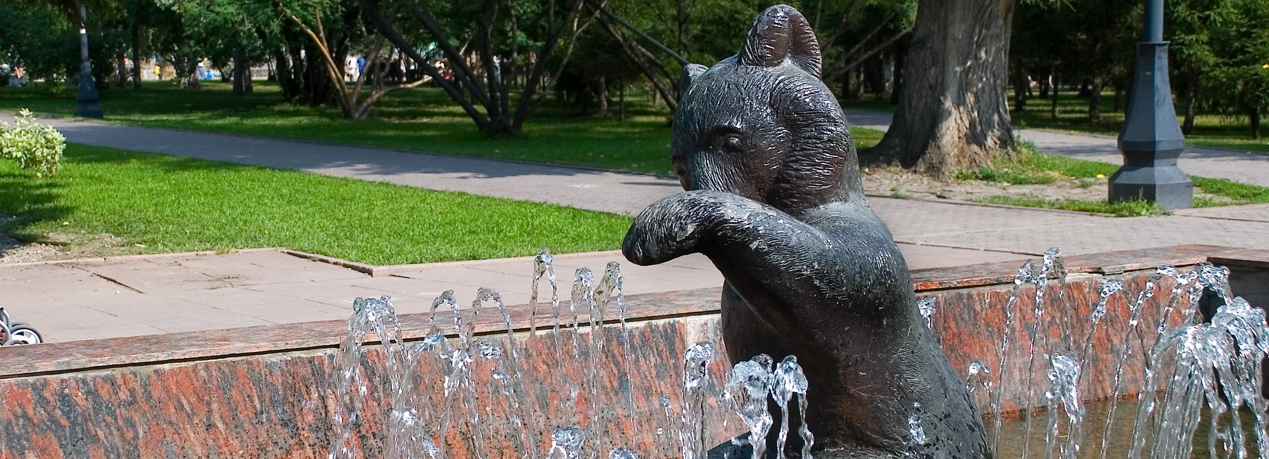 Побуревший Мишка ждёт возвращения в фонтан в Первомайском сквере