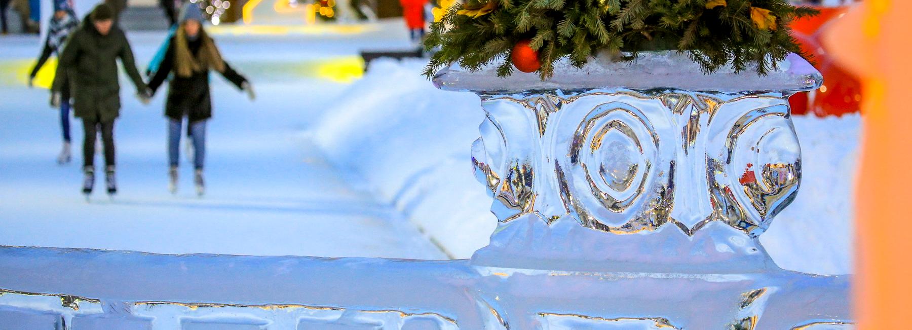 Ледяную изгородь вырезают на катке у оперного театра в Новосибирске