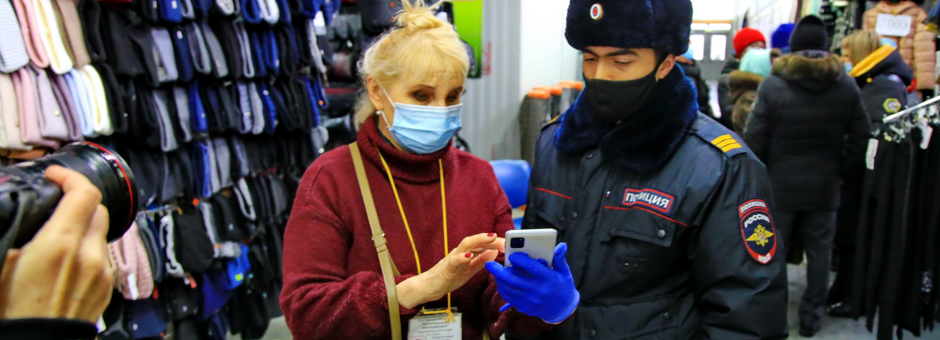 Тотальную проверку QR-кодов устроили на Ленинском рынке