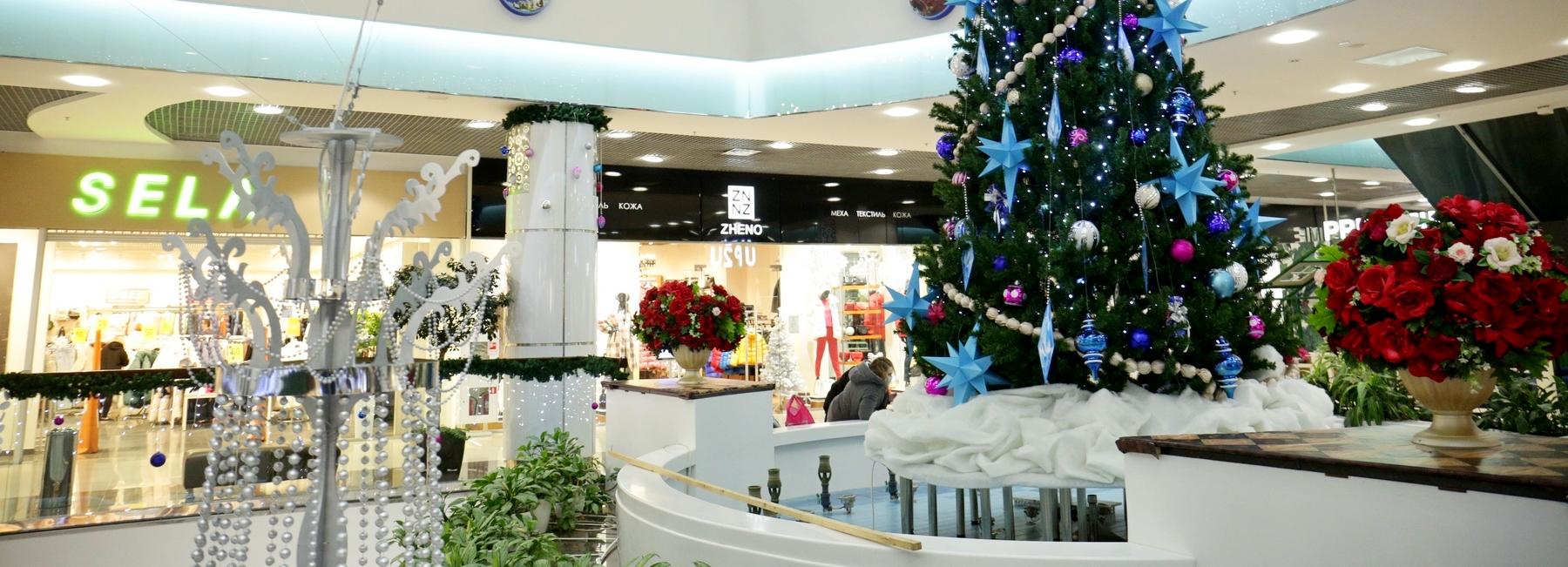 Атриумы и галереи похожи на сказку: как ТРЦ украсили к Новому году