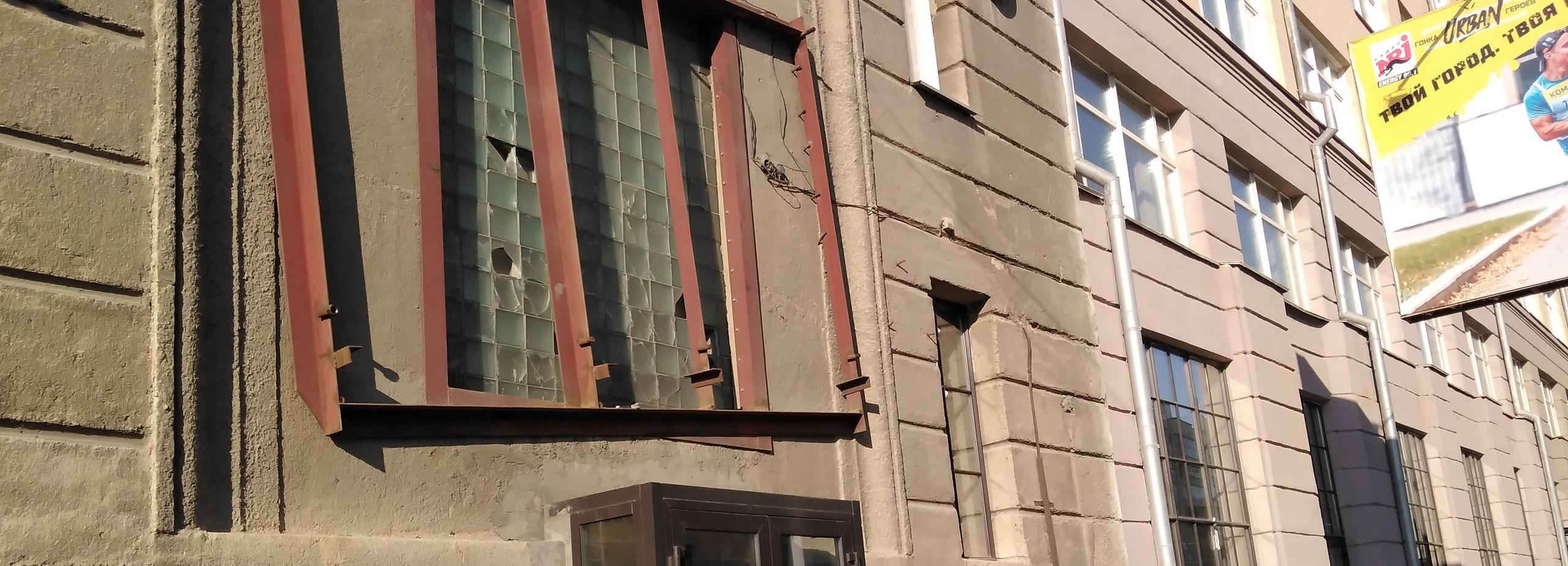 Для огромной железной книги магазина «КапиталЪ» ищут место в Новосибирске