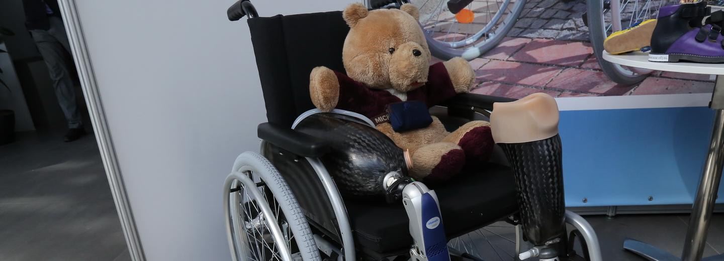 Колясочники из Москвы учат доброте новосибирских школьников