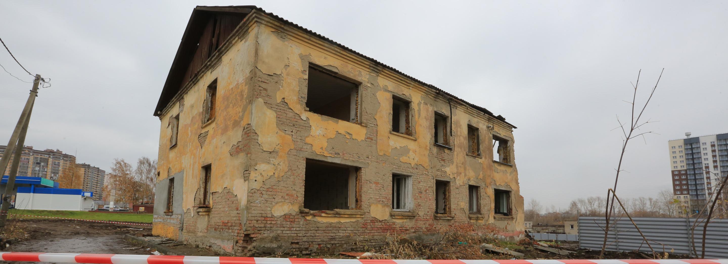 Целый квартал аварийных домов начали сносить на улице Игарской