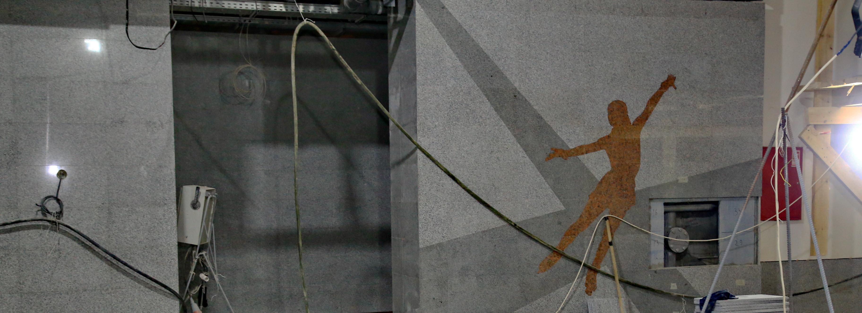 У эскалаторов на станции метро «Спортивная» закончили монтаж панно