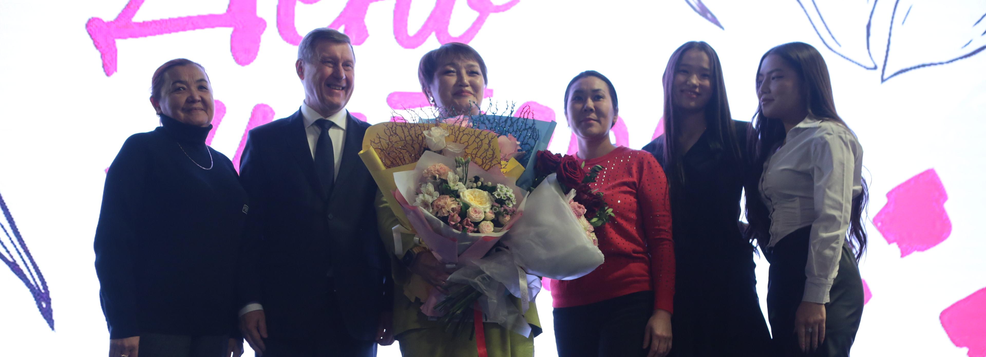 Мэр Новосибирска поздравил 13 многодетных семей с Днём матери