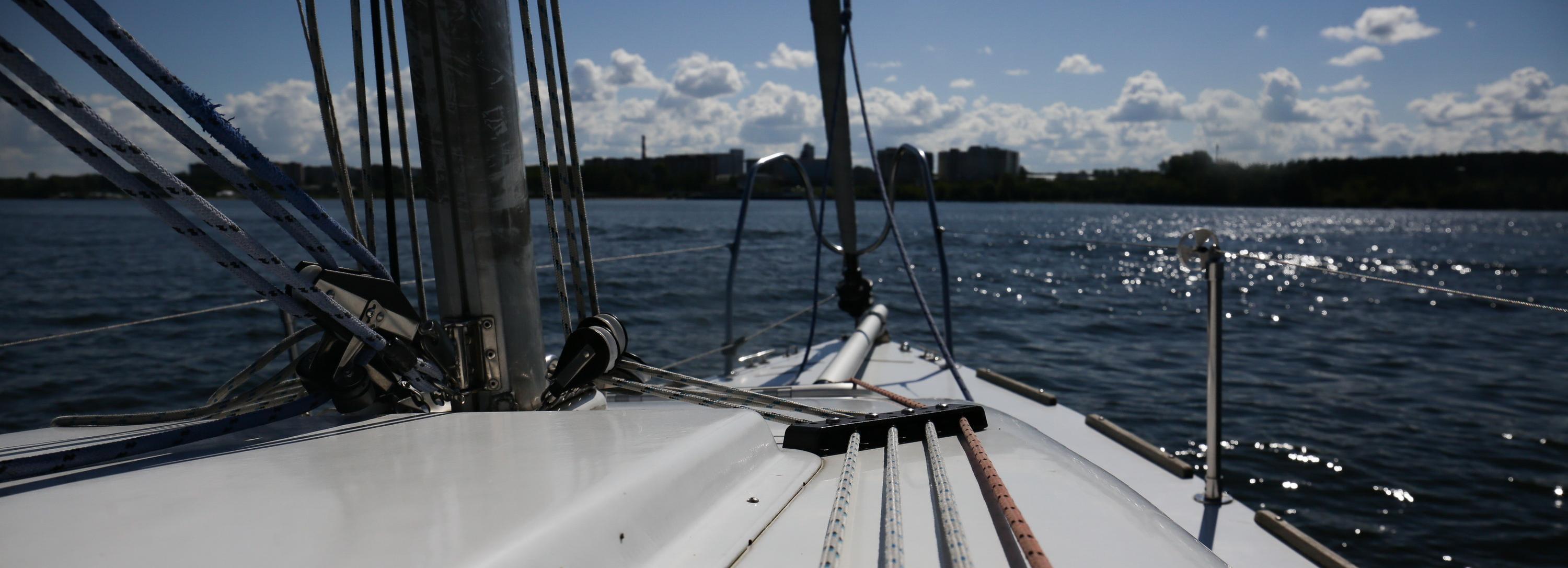 Семья из Новосибирска терпит бедствие в Тихом океане из-за коронавируса