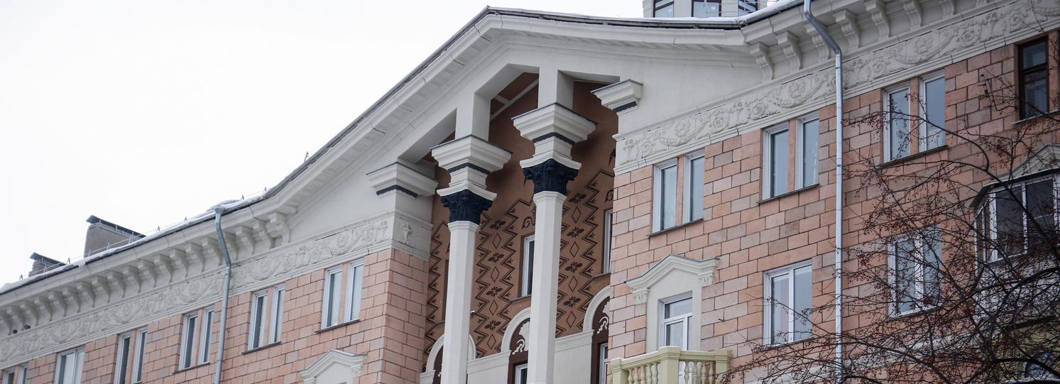 Сталинку с эффектным античным балконом отреставрировали в Новосибирске