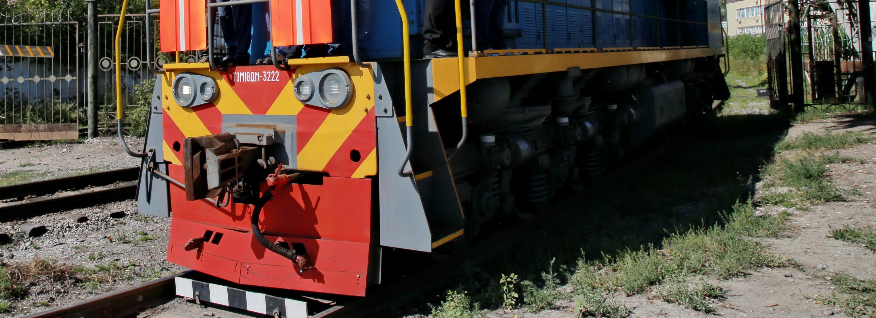 Парень в наушниках попал под тепловоз в центре Новосибирска